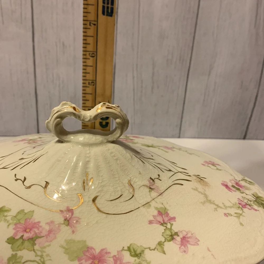 Covered serving dish. - Picture 15 of 15